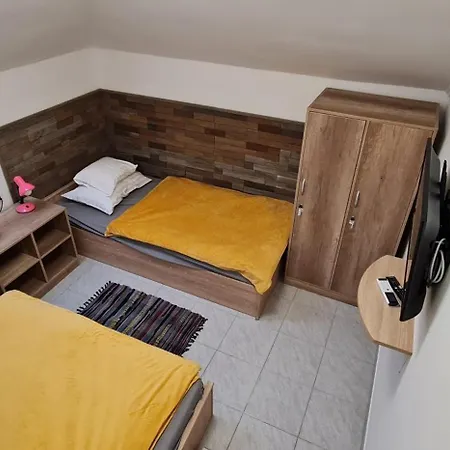 Nosztalgia Vendeghaz A Velencei-tonal *