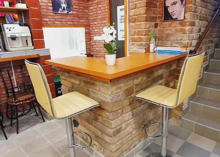 Nosztalgia Vendeghaz A Velencei-tonal